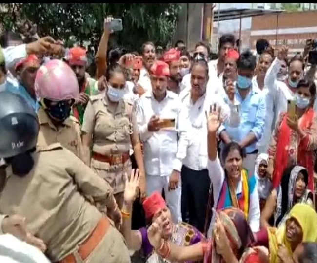 लखनऊ : बीडीसी को वोट न डालने देने पर भड़के सपा कार्यकर्ता