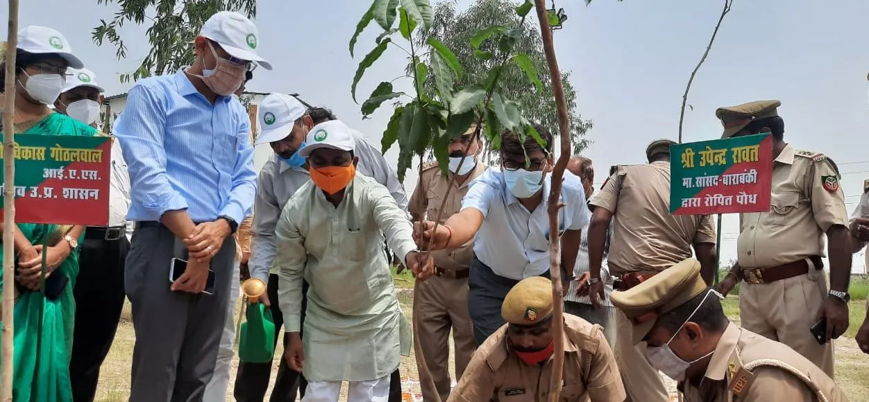 त्रिलोकपुर:  पौधरोपण कर बोले सांसद- कोरोना काल में पता चली आक्सीजन की अहमियत, कल्याणी नदी किनारे लगाए जाएं पौधे