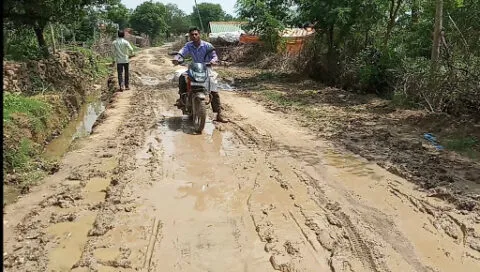 रानीखेत: सड़क पर फैली मिट्टी की वजह से रपट रहे वाहन, दर्जनों लोग चोटिल