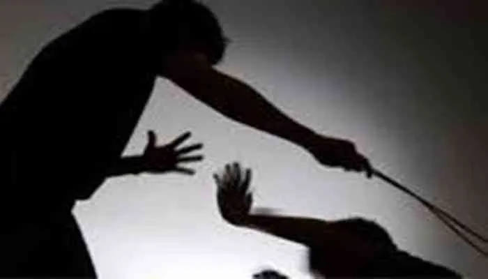 यूपी: सब्जी चोरी के आरोप में लड़के को निर्वस्त्र कर पीटा, वीडियो वायरल, केस दर्ज