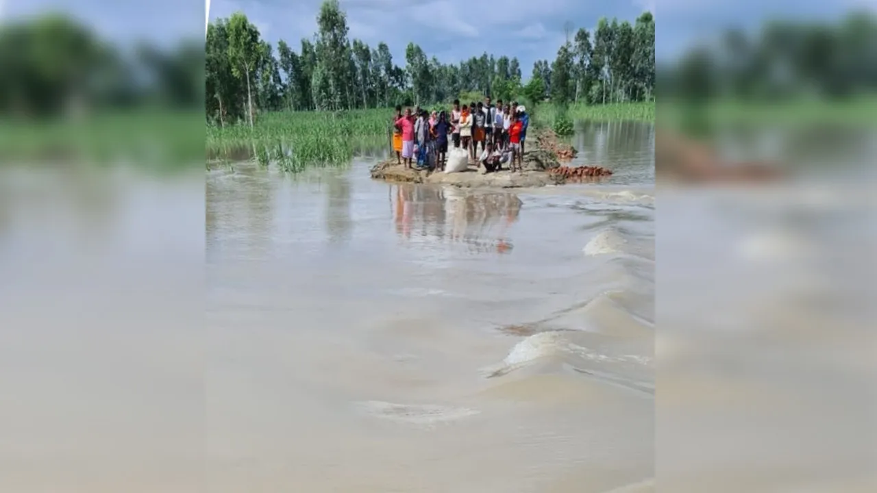 लखीमपुर-खीरी: उफनाई शारदा ने काट दी 50 मीटर सड़क