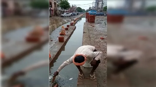 बरेली: 2.25 करोड़ से बन रही आदर्श रोड के निर्माण पर उठे सवाल