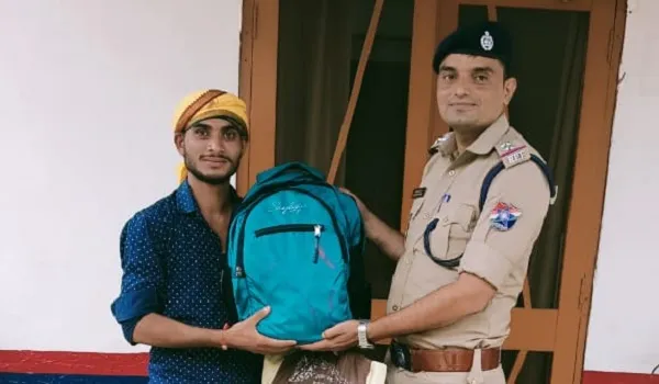 मुरादाबाद: ट्रेन में छूटा यात्री का बैग, आरपीएफ एसआई ने लौटाया