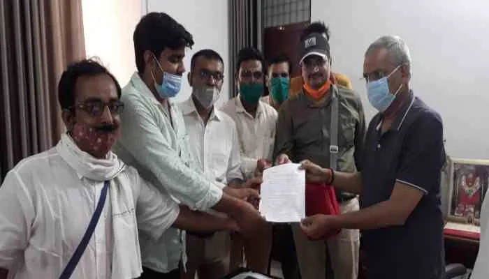 मिर्जापुर: मीडिया संस्थानों पर आईटी की छापेमारी, पत्रकारों ने राष्ट्रपति के नाम सौंपा ज्ञापन