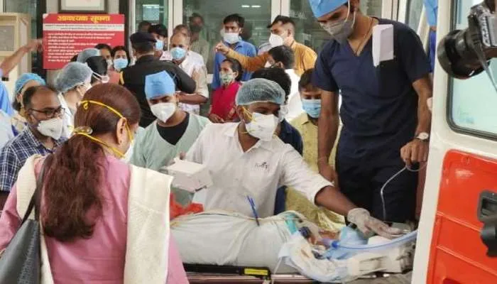 लखनऊ: एयरलिफ्ट की गईं लोहिया की रेजिडेंट डॉक्‍टर, हैदराबाद में होगा फेफड़ा प्रत्‍यारोपण