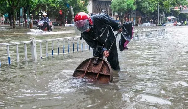 चीन में बाढ़ से लगभग 70,000 लोग प्रभावित, 58,345 लोगों को सुरक्षित स्थानों पर पहुंचाया