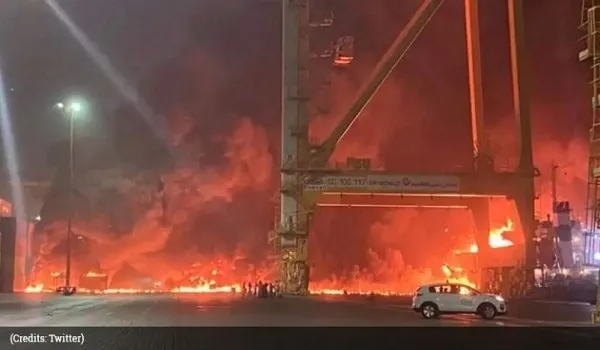 दुबई के बंदरगाह पर जहाज में भीषण विस्फोट, धमाके से हिल उठा दुबई शहर