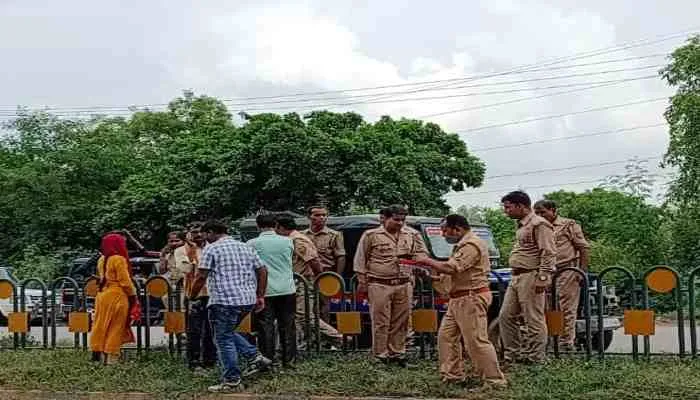 उन्नाव: अनियंत्रित बाइक डिवाइडर से टकराई, चाचा की मौत भतीजी घायल