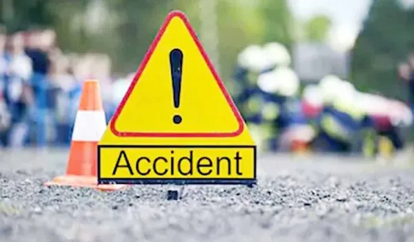 मुरादाबाद : ट्रक ने खड़े ट्रैक्टर-ट्रॉली में मारी टक्कर, 16 लोग घायल, छात्र की मौत, मचा कोहराम