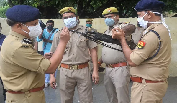 मुरादाबाद : एडीजी के सामने इंसास नही खोल पाया जीआरपी कांस्टेबल, शर्म की बात
