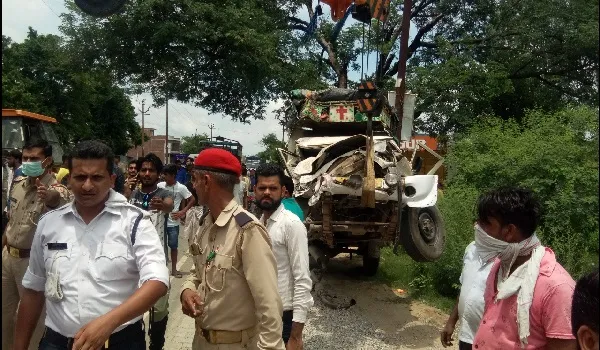 संभल: पिकअप व रोडवेज बस की भिंडत, आधा दर्जन लोग घायल
