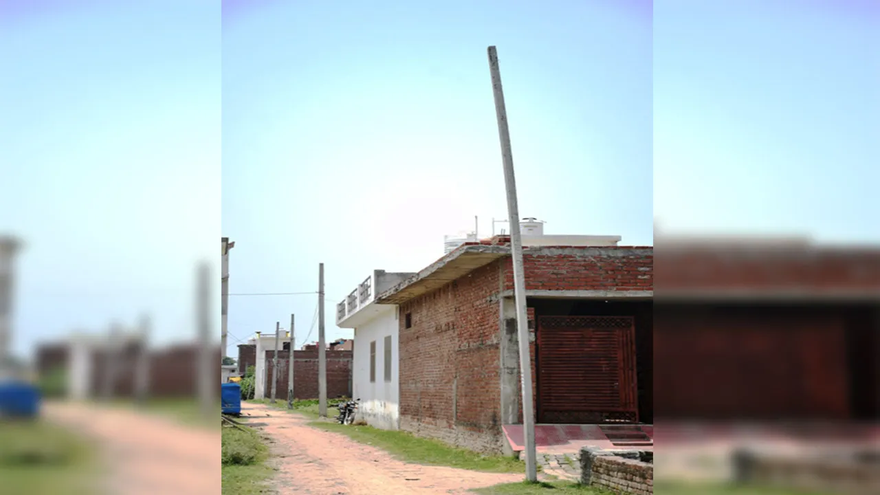 बरेली: प्रगति नगर में खंभे लगा दिए, लाइन खींचने को एसडीओ ने मांगे 1.80 लाख रुपए