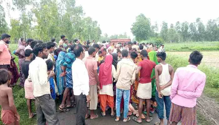 सीतापुर: ट्रैक्टर ट्राली की चपेट में आकर मां-बेटे की मौत, दो जख्मी