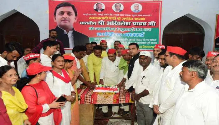 अयोध्या: सपा कार्यकर्ताओं ने मनाया अखिलेश यादव का जन्मदिन, लिया ये बड़ा संकल्प