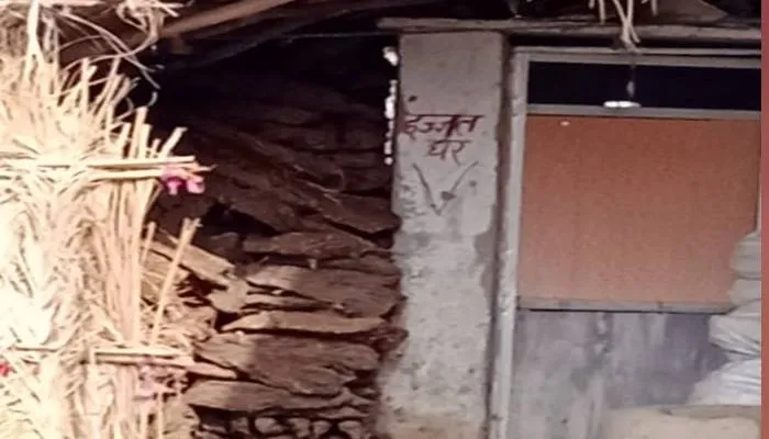 रायबरेली: कहीं लकड़ी तो कहीं कंडा, शौचालय बना स्टोर रूम, जिम्मेदार लगा रहे हैं पलाता, जानें कैसे