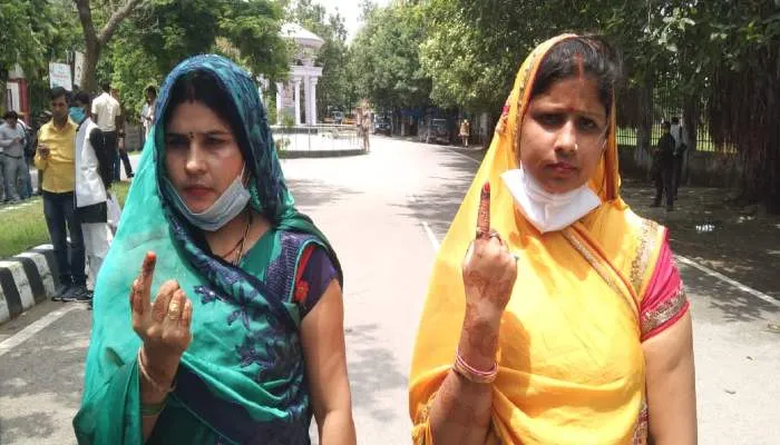 कुशीनगर: जिला पंचायत सदस्यों ने किए अपने मताधिकार का प्रयोग, इनके बीच है सीधी टक्कर