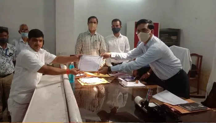 मिर्जापुर: भाजपा प्रत्याशी के सर सजा ताज, डीएम ने अधिकारियों को दी बधाई