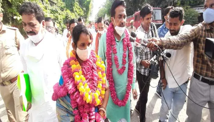 लखनऊ: राजधानी में आरती रावत ने लहराया भाजपा का परचम, सपा ने किया प्रदर्शन