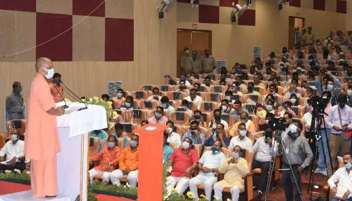 गोरखपुर: दो दिवसीय दौरे पर पहुंचे सीएम योगी, एनेक्सी सभागार में इनके साथ की बैठक