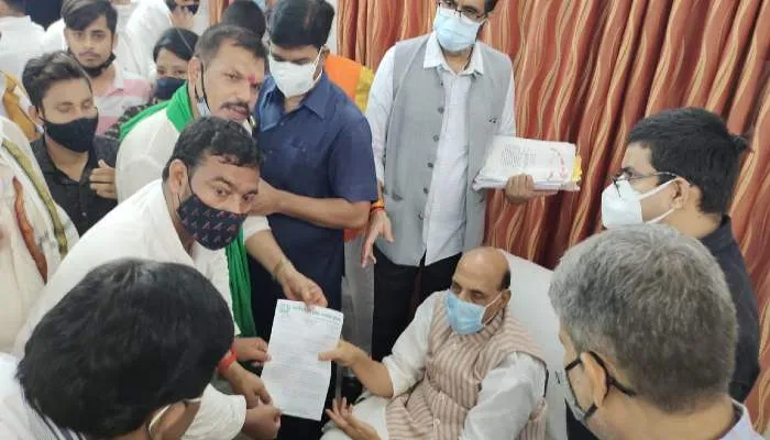 लखनऊ: रक्षामंत्री राजनाथ सिंह से मिले मलिहाबाद के किसान, की ये बड़ी मांग