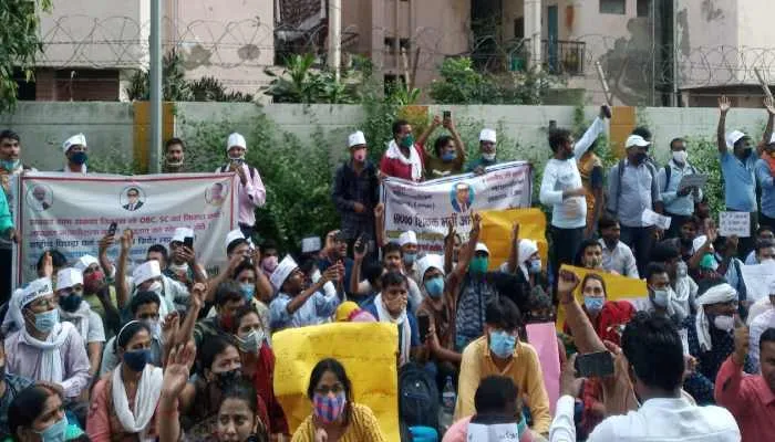 69000 शिक्षक भर्ती मामला: अभ्यर्थियों ने घेरा शिक्षा मंत्री का आवास, लगाया यह बड़ा आरोप