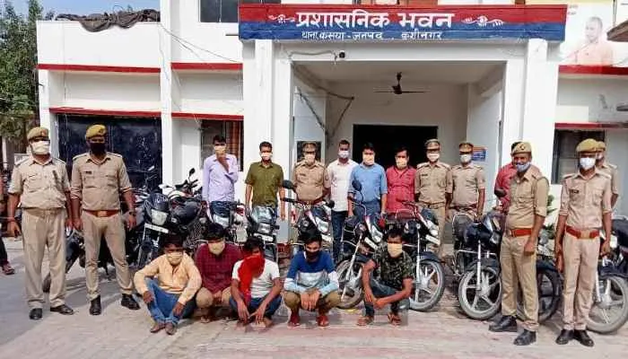 कुशीनगर: पुलिस के हाथ लगी बड़ी सफलता, पांच वाहन लिफ्टर गिरफ्तार, 11 बाइक बरामद