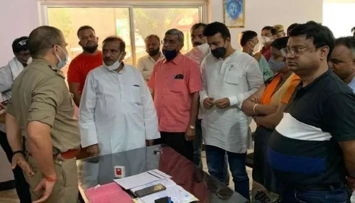 आगरा ऑक्सीजन कांड: सर्राफ व्यापारी को पूछताछ के लिए पुलिस ने उठाया, व्यापारियों ने जताया विरोध