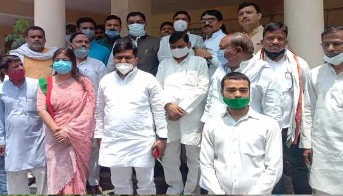 बाराबंकी: ब्लाक प्रमुख चुनाव को लेकर सपा नेताओं ने डीएम से की मुलाकात, जानें वजह