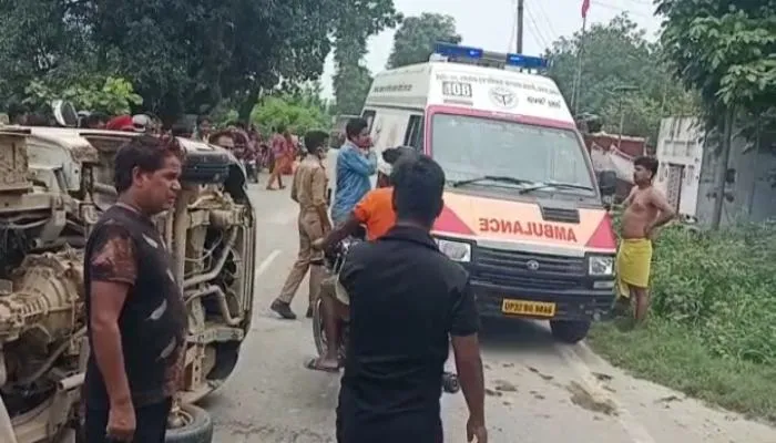 अमेठी: अनियंत्रित होकर पलटी मैजिक, एक की मौत, सात घायल