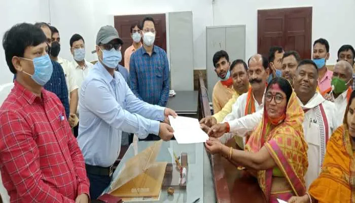 देवरिया: निर्विरोध निर्वाचित 6 ब्लाक प्रमुखों को डीएम ने दिया प्रमाणपत्र