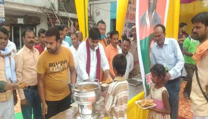 रक्षा मंत्री राजनाथ सिंह के जन्मदिन की पूर्व संध्या पर महिलाओं को बांटे गए साड़ी व फल