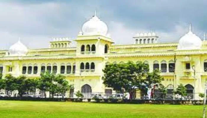 लखनऊ: लविवि में डेथ ऑफ संस्कृत शीर्षक पर छिड़ा विवाद, जानें क्या है मामला?