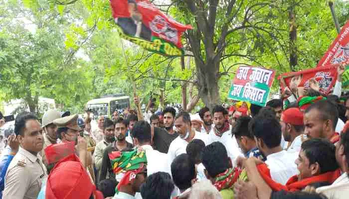कन्नौज: सपा ने 16 सूत्रीय मांगों को लेकर किया प्रदर्शन, पुलिसकर्मियों से हुई धक्का-मुक्की