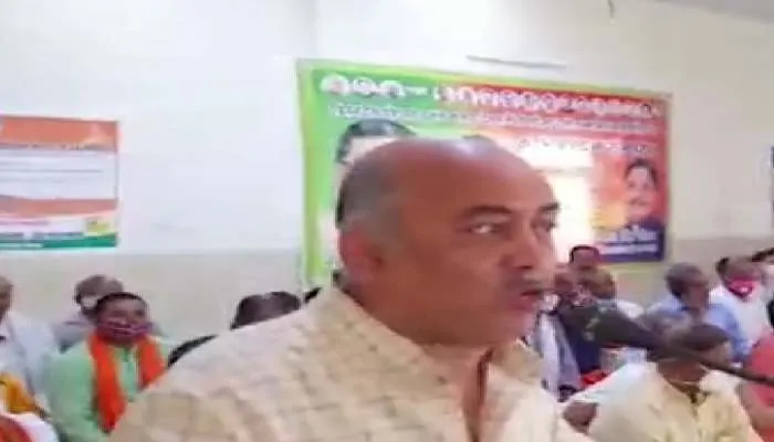 कानपुर: भाजपा नेता का विवादित बयान, कहा- झंडे में लगे डंडे के बल पर मिला बहुमत