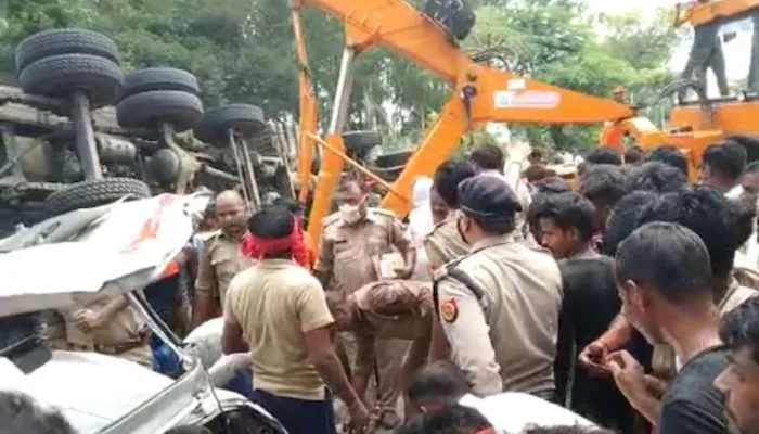 लखनऊ: ट्रक ने कार को मारी टक्कर, एक ही परिवार के पांच लोगों की मौत