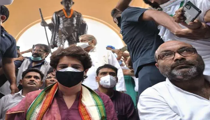 यूपी: प्रियंका गांधी ने दिया मौन धरना, योगी सरकार पर लगाईं कई गंभीर आरोप
