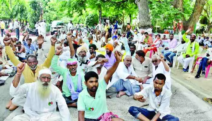 यूपी: गन्ना संस्थान में डटे सैकड़ों किसान, जानें क्या है उनकी मांग