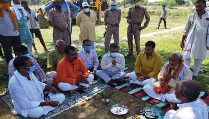बांदा: भाजपा विधायक ने ओवरहेड टैंक के निर्माण के लिए किया भूमि पूजन