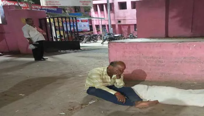 मिर्जापुर: बहन का शव लेकर हास्पिटल की गेट पर बिखलता रहा भाई, नहीं मिल शव वाहन