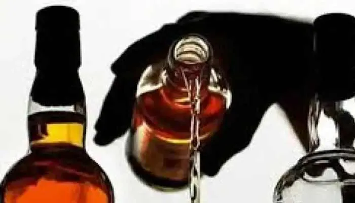 हरदोई: अवैध तरीके से शाम ढलते ही होटलों में सजती है शराबियों की महफ़िल
