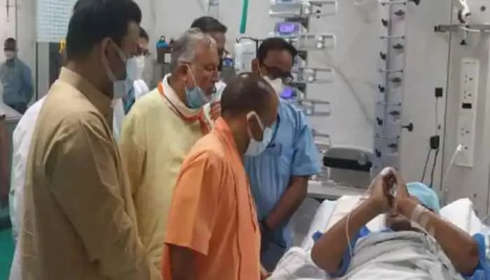 मुख्यमंत्री योगी पहुंचे पीजीआई, पूर्व सीएम कल्याण सिंह का लिया हालचाल