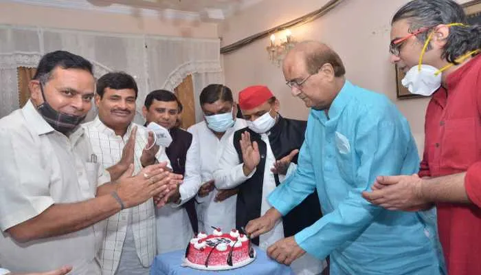 अखिलेश ने पूर्व मंत्री किदवई को उनके आवास पर पहुंचकर दी जन्मदिन की बधाई, कहा…
