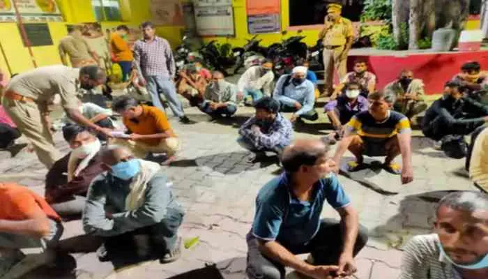 कानपुर: सड़क किनारे सजी शराबियों की महफिल, अचानक पहुंची पुलिस ने की ये बड़ी कार्रवाई