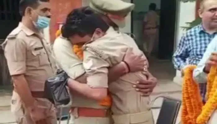 वाराणसी: इस वजह के चलते चौकी इंचार्ज से लिपटकर रोने लगा सिपाही, जानें फिर क्या हुआ