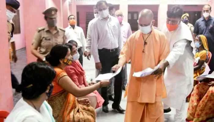 गोरखपुर: मुख्यमंत्री योगी ने लगाया दरबार, सुनी जनता की समस्यायें, दिए ये निर्देश