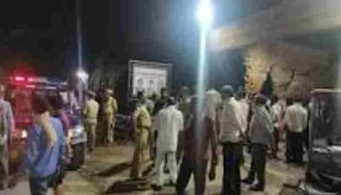 बदायूं: कार की टक्कर से पिता-पुत्री समेत चार की मौत, परिजनों में मचा कोहराम