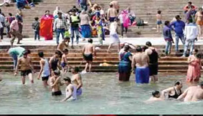 कानपुर: मंदिरों में हुई गुरु पूर्णिमा की पूजा, भक्तों ने लगाई गांगा में आस्था की डुबकी