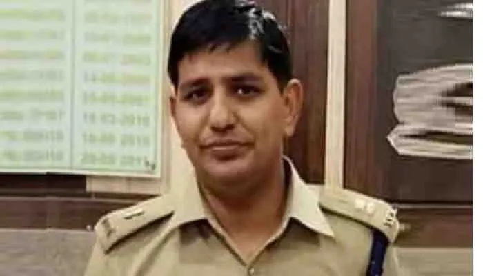 …तो विदेश में मौज काट रहा यूपी का फरार निलंबित आईपीएस अधिकारी, 11 माह बाद भी…
