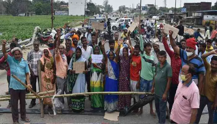 गोरखपुर: सिस्टम के खिलाफ टूटा शहरवासियों के सब्र का बांध, हरकत में आया प्रशासन