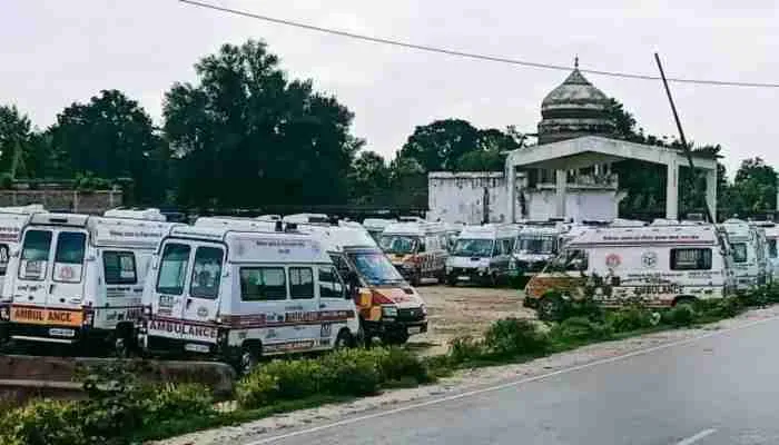 बलिया: एंबुलेंस कर्मियों के हड़ताल से छाया संकट, 250 से अधिक कर्मचारियों पर केस दर्ज